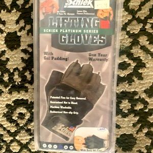 Gym gloves/ lifting gloves